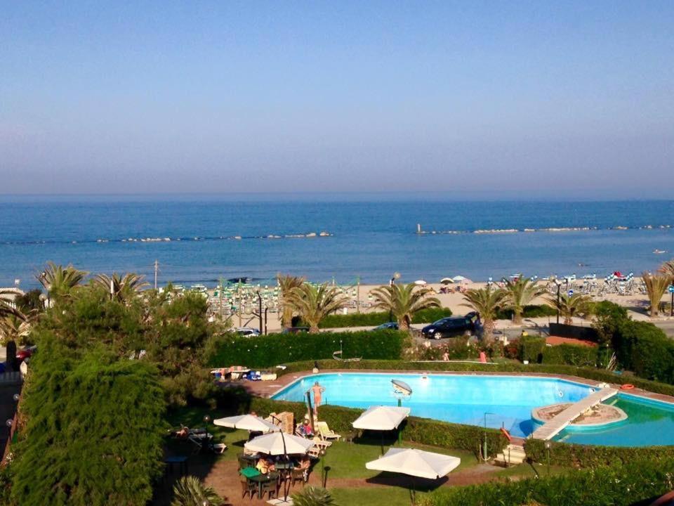 مارتينسيكورو Le Rose Beach & Suites Appartamenti Fronte Mare A Villarosa المظهر الخارجي الصورة