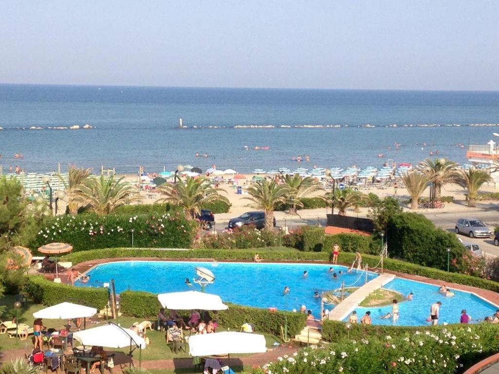 مارتينسيكورو Le Rose Beach & Suites Appartamenti Fronte Mare A Villarosa المظهر الخارجي الصورة