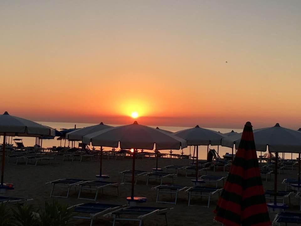 مارتينسيكورو Le Rose Beach & Suites Appartamenti Fronte Mare A Villarosa المظهر الخارجي الصورة